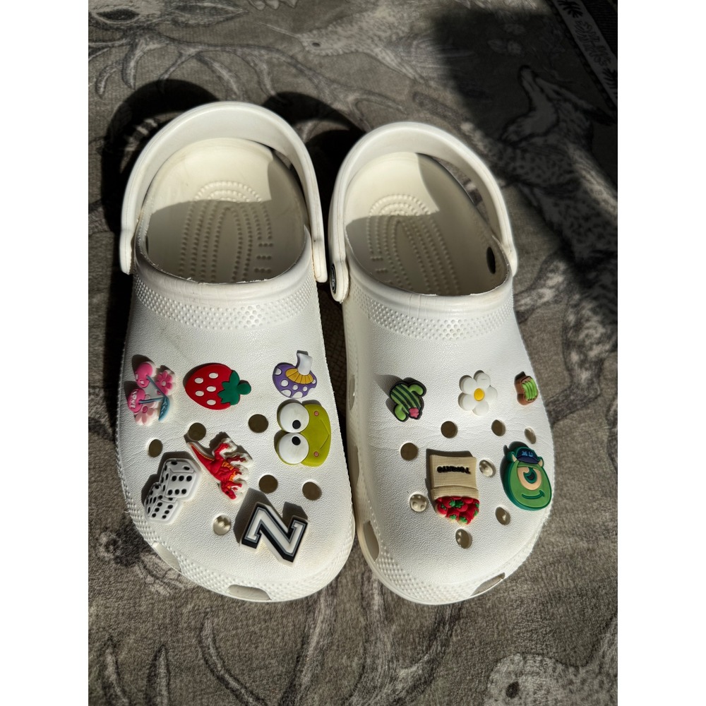 Crocs Classic Clogs White With Assorted Charms Mens 6 Womens 8 Jibbitz Casual